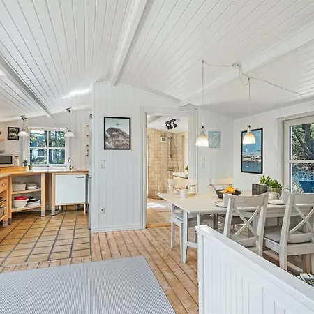 Hellena - 700m From The Sea By Interhome